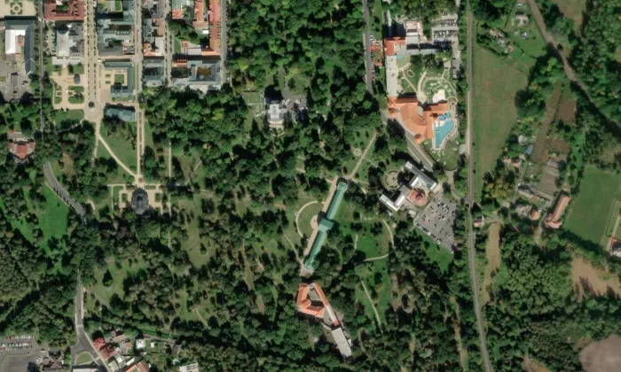 Busta Dr. B. Adlera – letecký pohled