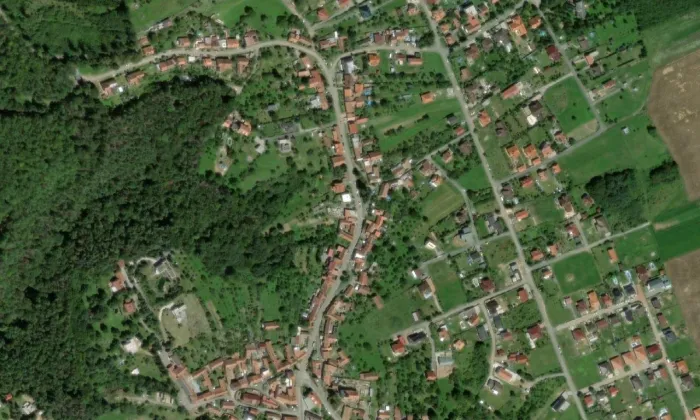 Busta Josefa Hybeše – letecký pohled