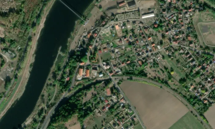 Chotkovská hrobka ve Valtířově – letecký pohled
