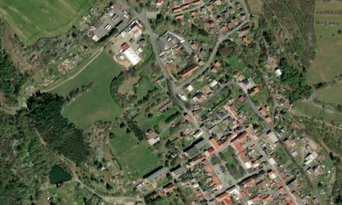 Deska z Paví brány na domě čp. 299 – letecký pohled