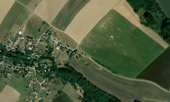 Domy čp. 14 a 77 – letecký pohled