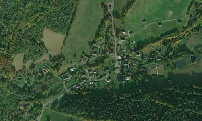 Dva litinové kříže s kamennými podstavci – letecký pohled