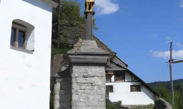 Dva litinové kříže s kamennými podstavci – historical