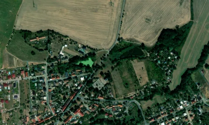 Hřbitovní kaple s hrobkou Thun-Hohensteinů – letecký pohled