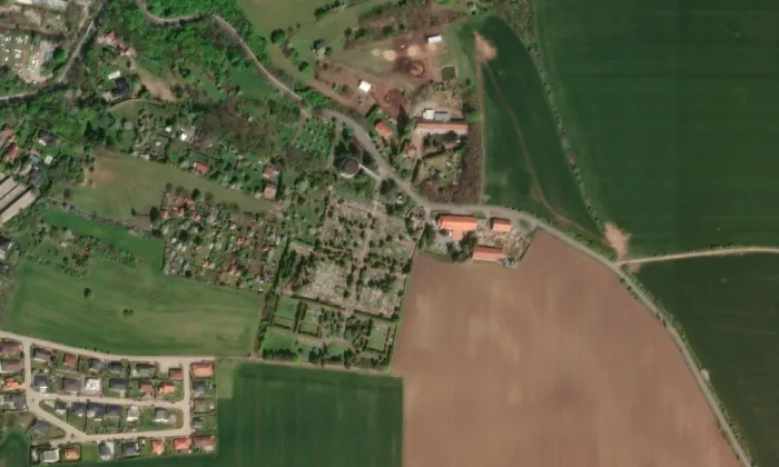 hřbitovní kaple v Kralupech nad Vltavou – letecký pohled