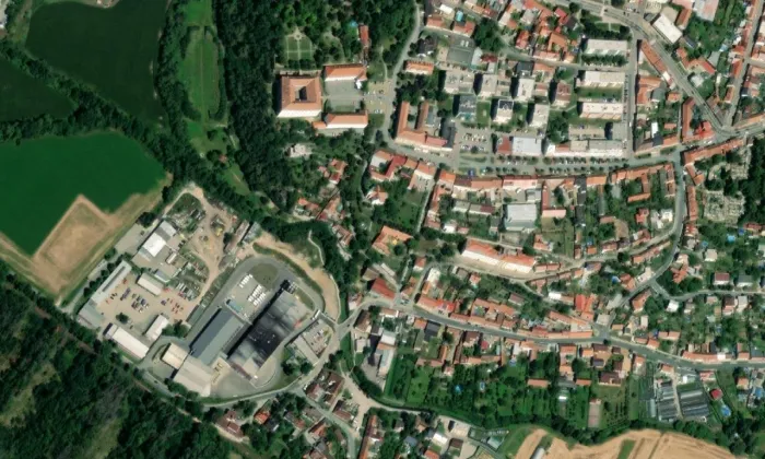 kamenný most přes Bobravu v Rosicích – letecký pohled