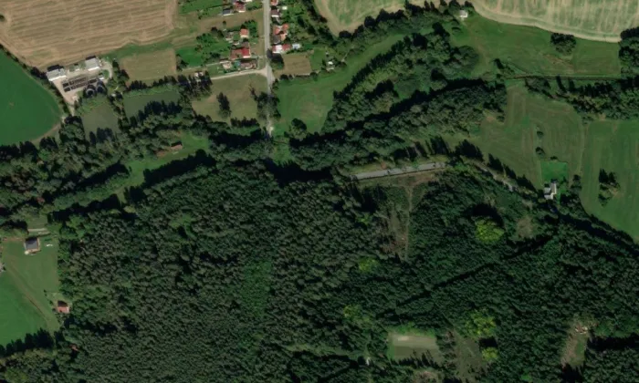 kamenný most přes Stropnici v Borovanech – letecký pohled