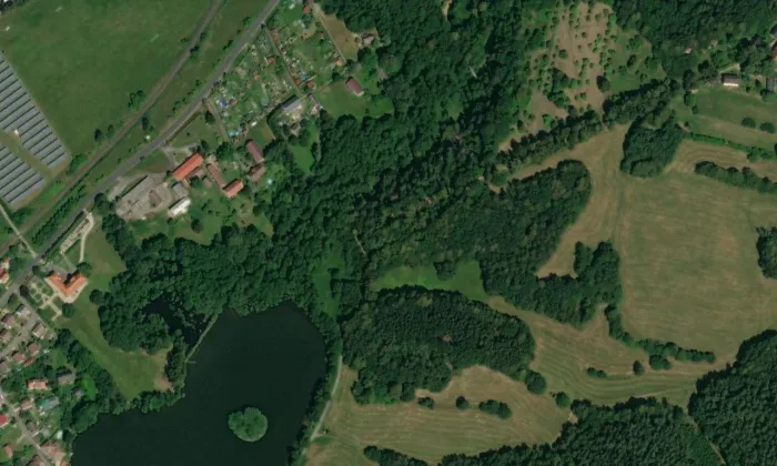 kaple Nejsvětější Trojice u cesty k zámku Lemberk – letecký pohled
