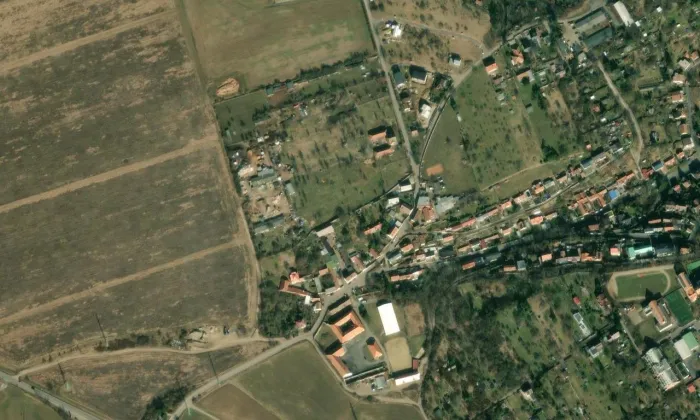 kaple se zvoničkou a zvonem – letecký pohled