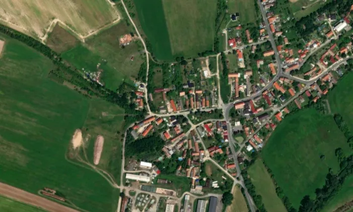 Kaplička svatého Jana Nepomuckého (Benátecká Vrutice) – letecký pohled