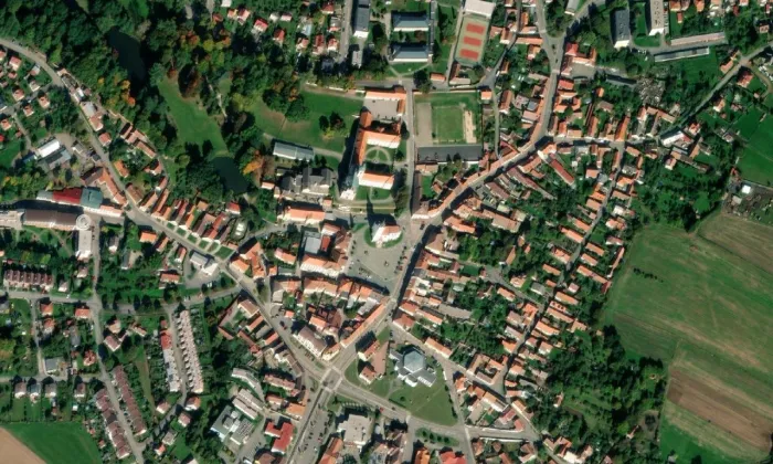 Klášter a zámek v Pacově – letecký pohled