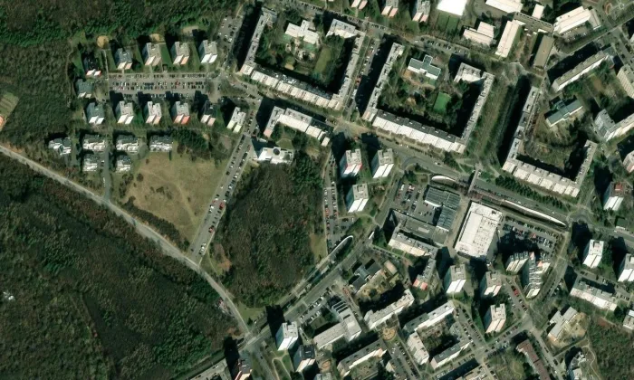Kostel Krista Spasitele a komunitní centrum Praha-Barrandov – letecký pohled