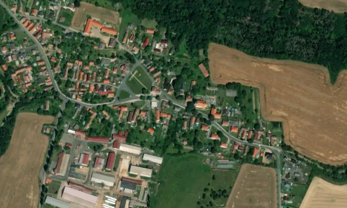 Kostel Nanebevzetí Panny Marie (Chorušice) – letecký pohled
