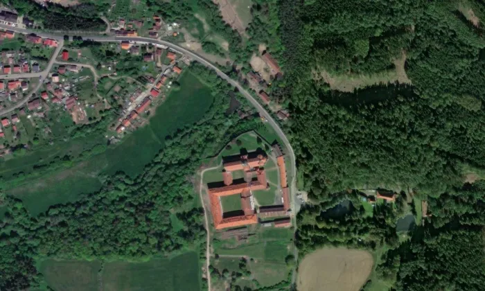 Kostel Nanebevzetí Panny Marie, svatého Wolfganga a svatého Benedikta – letecký pohled