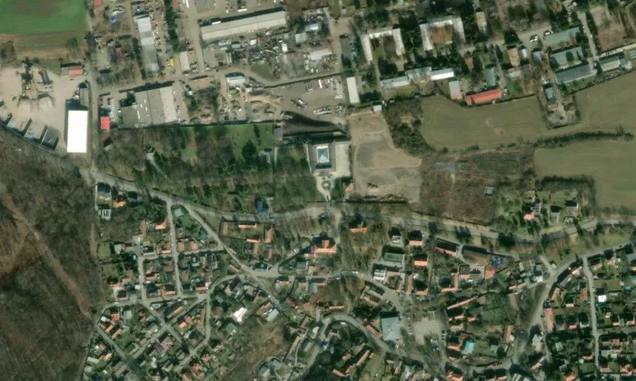 Kostel Nanebevzetí Panny Marie v Klecanech – letecký pohled