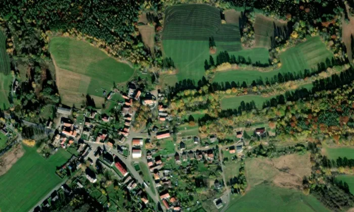 Kostel Narození Panny Marie (Chroboly) – letecký pohled