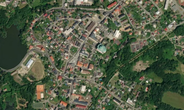 Kostel Narození Panny Marie (Jablonné v Podještědí) – letecký pohled