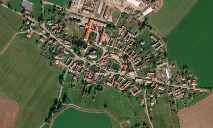 kostel Narození Panny Marie (Pluhův Žďár) – letecký pohled