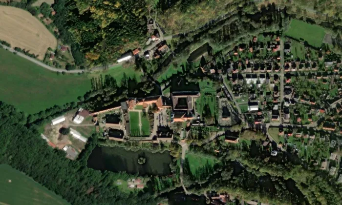 kostel Narození Panny Marie v Želivi – letecký pohled