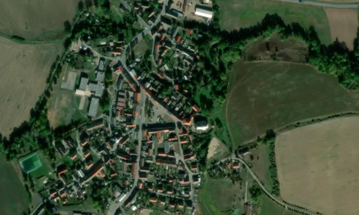 Kostel Narození Panny Marie v Kravařích – letecký pohled