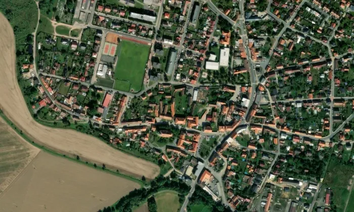 Kostel Narození svatého Jana Křtitele (Město Touškov) – letecký pohled