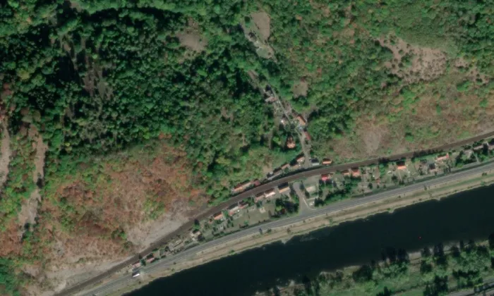 Kostel Narození svatého Jana Křtitele (Roztoky) – letecký pohled