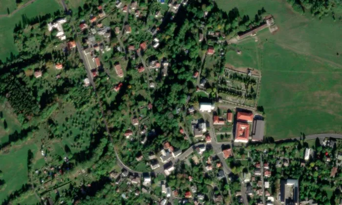 Kostel Narození svatého Jana Křtitele v Kamenickém Šenově – letecký pohled