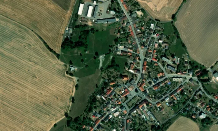 Kostel Nejsvětější Trojice (Mlázovice) – letecký pohled