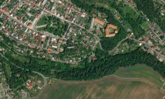 Kostel Povýšení svatého Kříže (Bělá pod Bezdězem) – letecký pohled