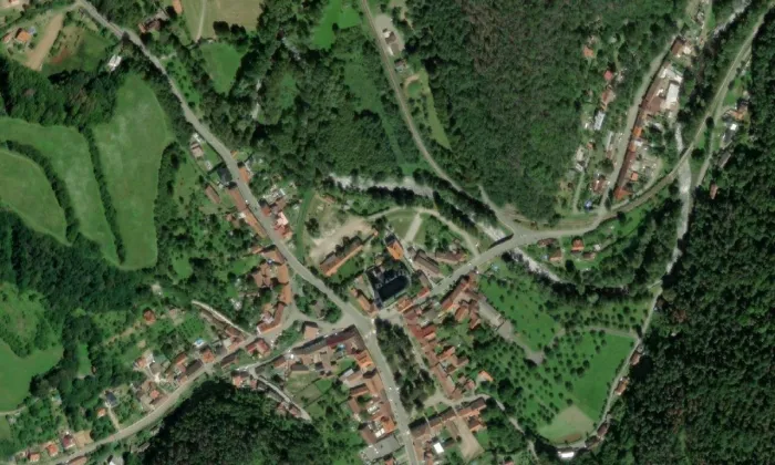 kostel Povýšení svatého Kříže (Doubravník) – letecký pohled