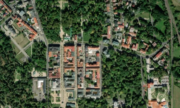 kostel Povýšení svatého Kříže (Františkovy Lázně) – letecký pohled