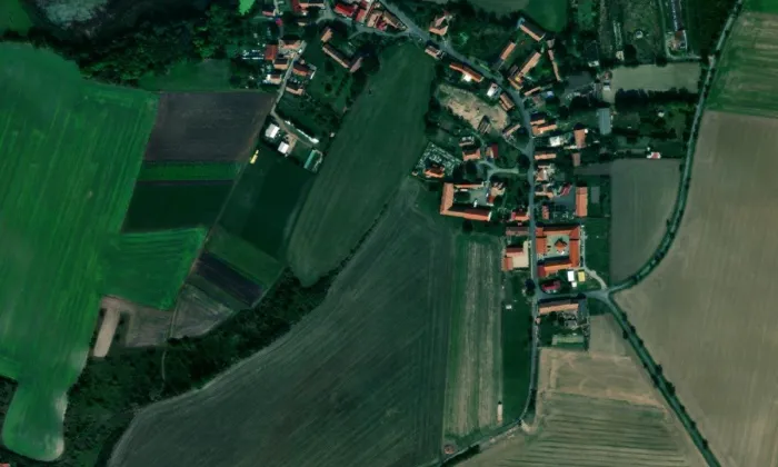 kostel Povýšení svatého Kříže (Honbice) – letecký pohled