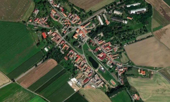 kostel Povýšení svatého Kříže (Knínice) – letecký pohled