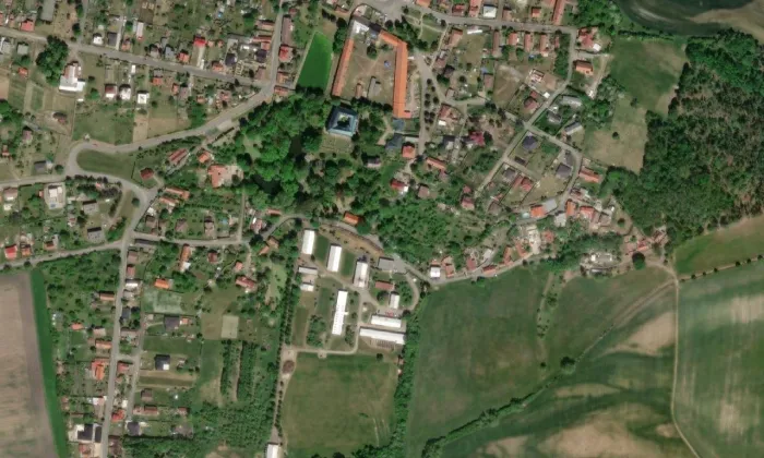 kostel Povýšení svatého Kříže (Konárovice) – letecký pohled
