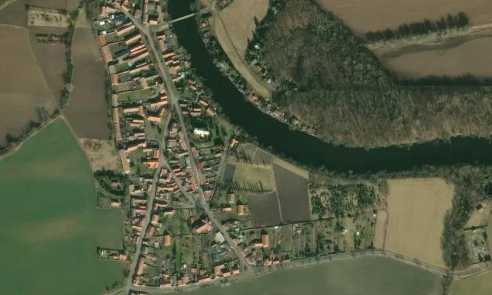 Kostel Povýšení svatého Kříže (Radonice nad Ohří) – letecký pohled