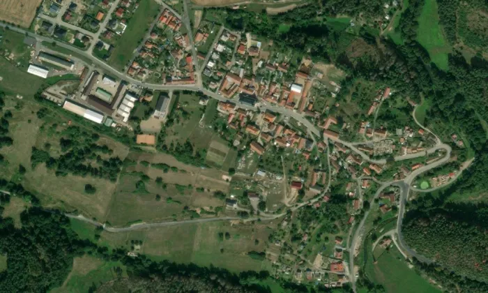 Kostel Povýšení svatého Kříže (Uhřínov) – letecký pohled