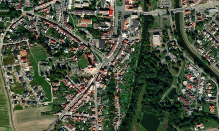 Kostel Povýšení svatého Kříže (Veselí nad Lužnicí I) – letecký pohled