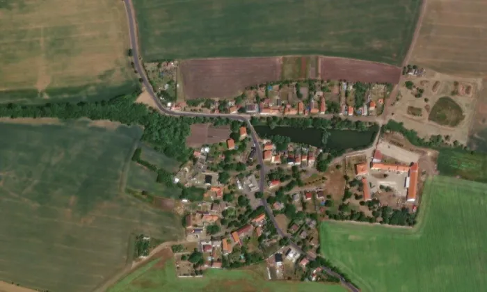 Kostel Povýšení svatého Kříže (Zámek Široké Třebčice) – letecký pohled