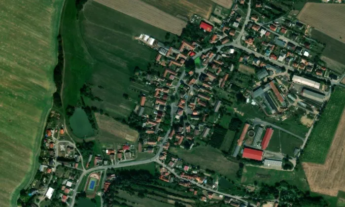 kostel svaté Zdislavy (Lavičky) – letecký pohled