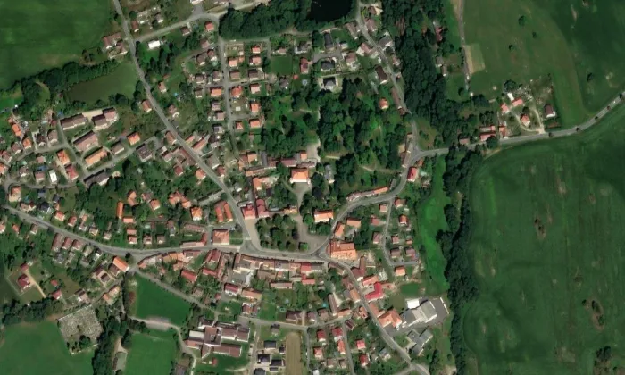 Kostel svatých Petra a Pavla (Petrovice) – letecký pohled