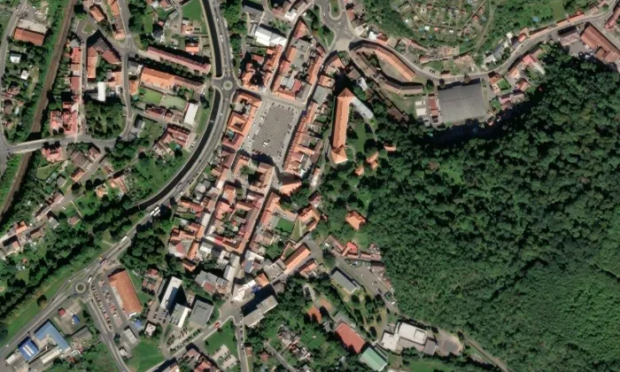 Kostel svatých Petra a Pavla v Bílině – letecký pohled