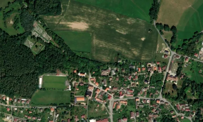 Kostel svatých Petra a Pavla v Chotovinách – letecký pohled