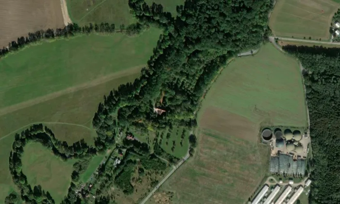 Kostel svatého Ambrože na Vícově – letecký pohled
