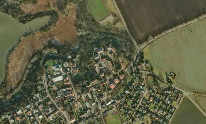 Kostel svatého Bartoloměje s farou – letecký pohled