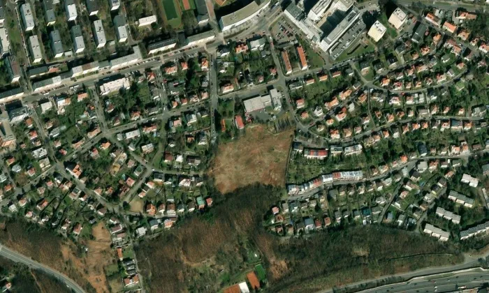 Kostel svatého Františka z Assisi v Praze-Krči – letecký pohled