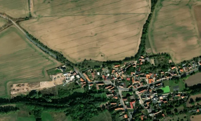 Kostel svatého Jakuba Staršího (Řisuty) – letecký pohled