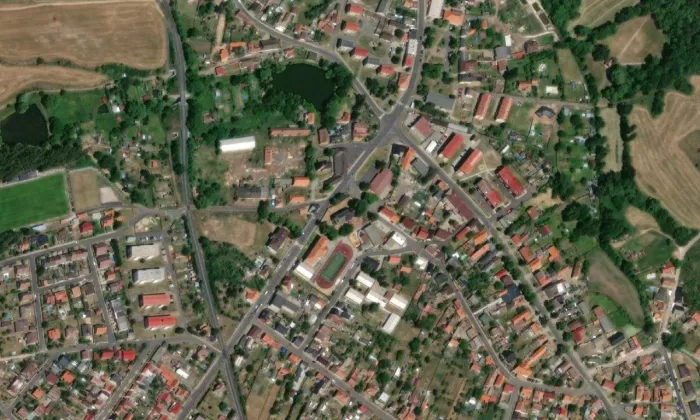Kostel svatého Jakuba Většího ve Vroutku – letecký pohled