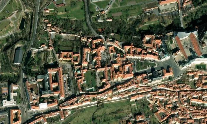 Kostel svatého Jana Nepomuckého na Hradčanech – letecký pohled