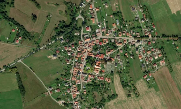 Kostel svatého Jana Nepomuckého s farou – letecký pohled