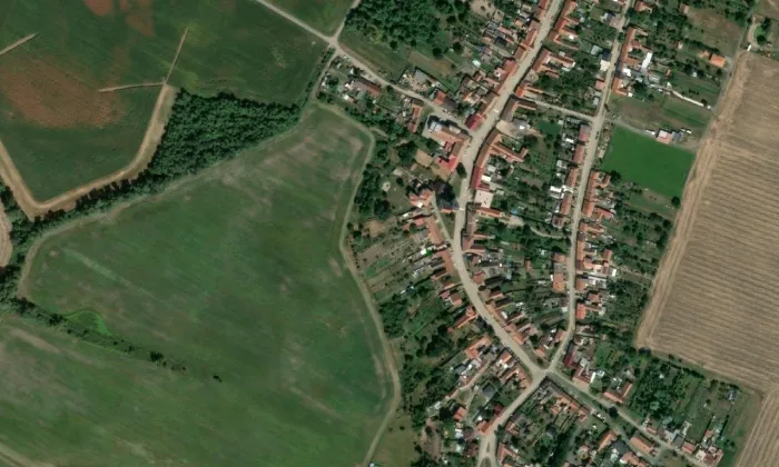 kostel svatého Mikuláše a Václava v Pouzdřanech – letecký pohled